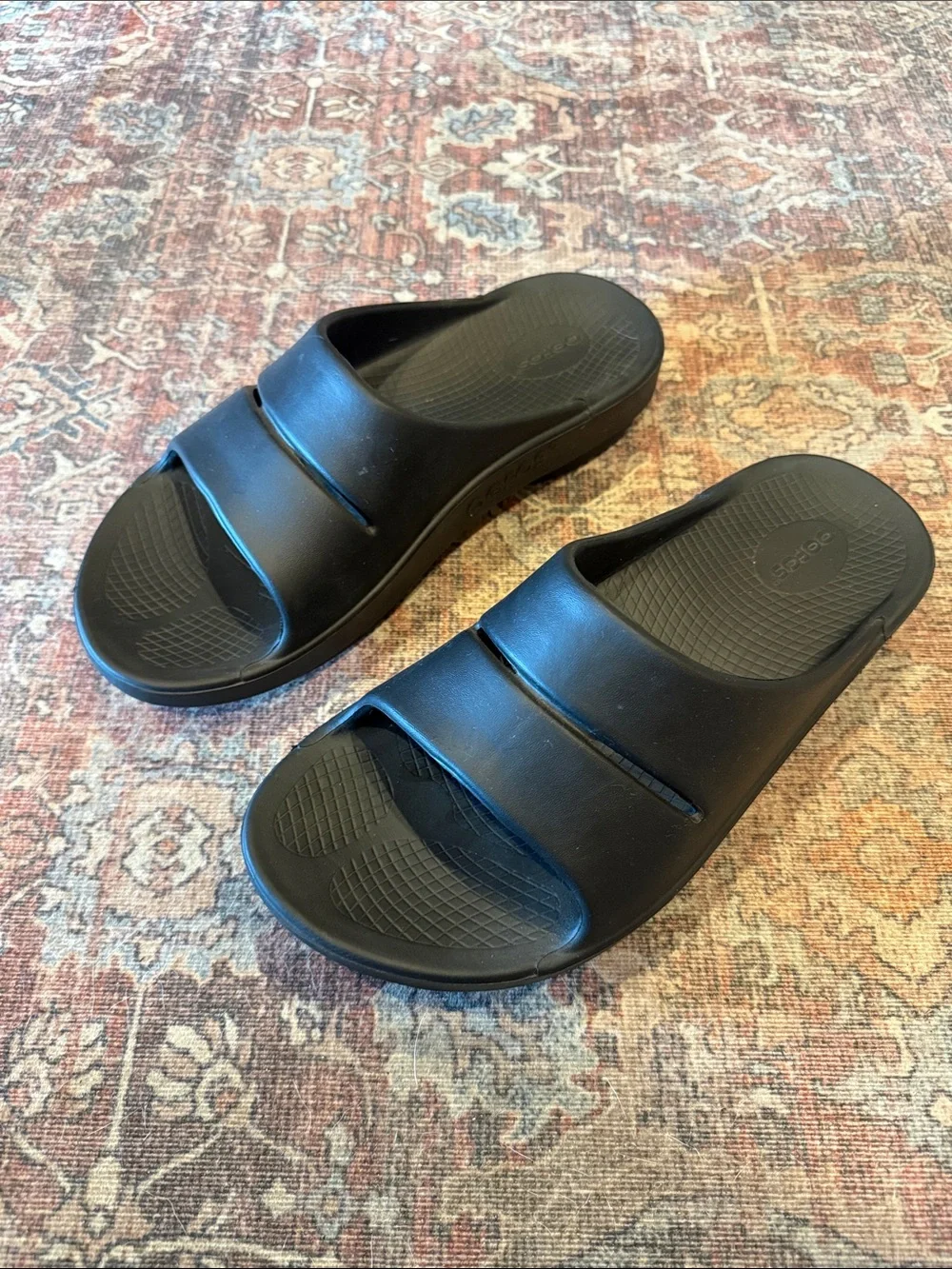 OOFOS Black Men's Two-Slot Recovery Slide Sandals